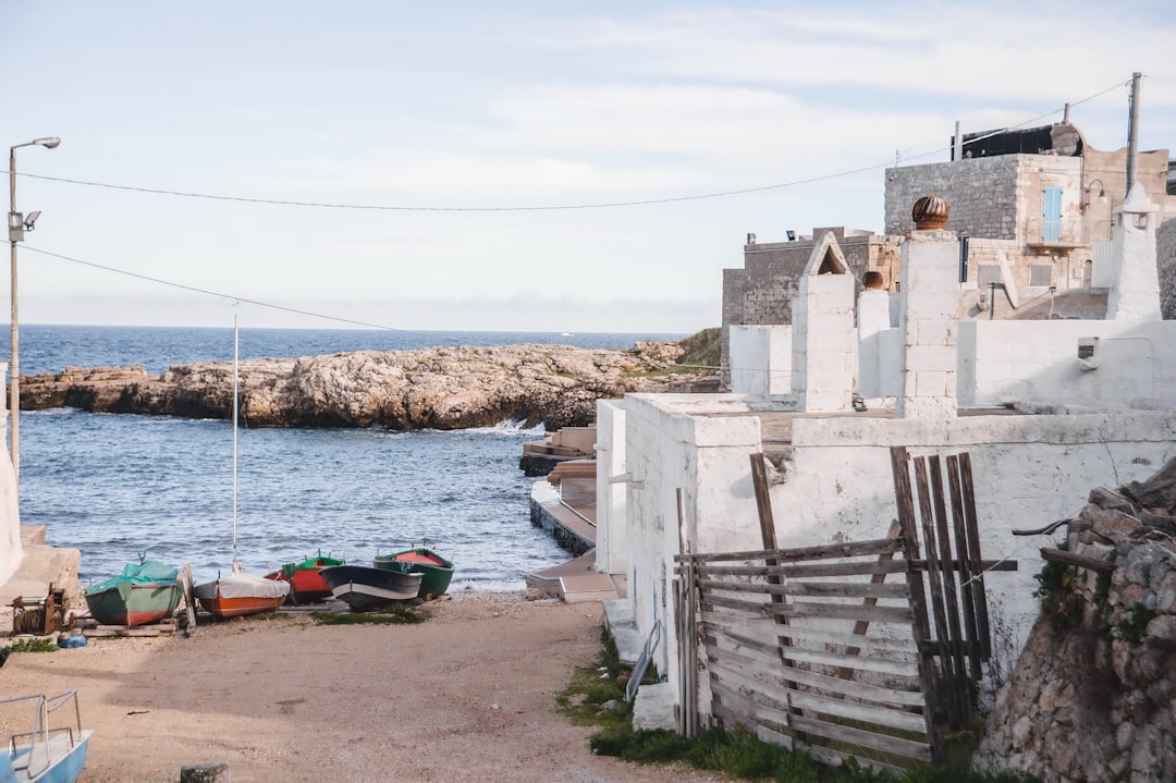 Βάρκες και ασβεστωμένα κτίρια δίπλα στη θάλασσα